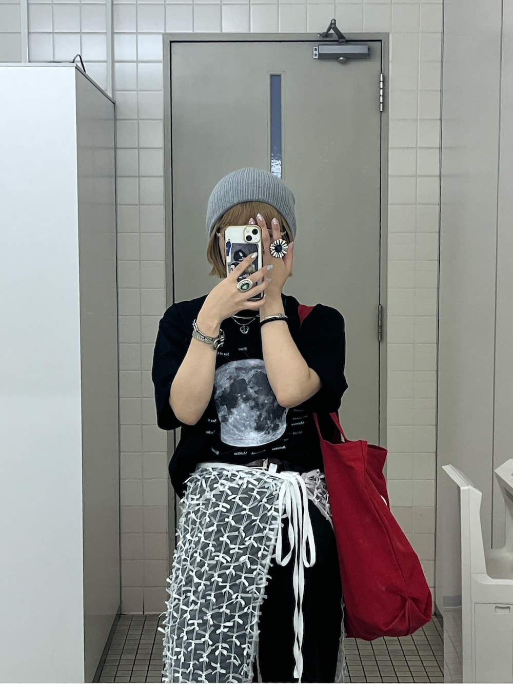 ブラック系のTシャツ/カットソー、ホワイト系のスカートを着用したレディースの夏コーディネートの2枚目の写真