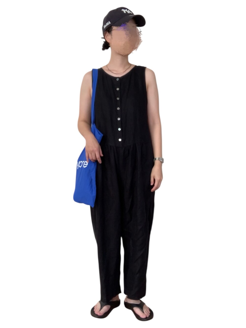 ブラック系のサンダルを着用したレディースの秋コーディネートの2枚目の写真