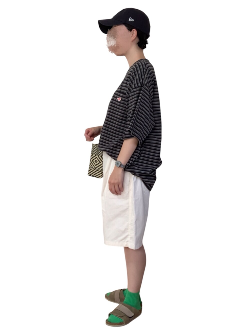 ブラック系のTシャツ/カットソー、ブラック系のトートバッグ、ベージュ系のその他パンツを着用したレディースの秋コーディネートの2枚目の写真