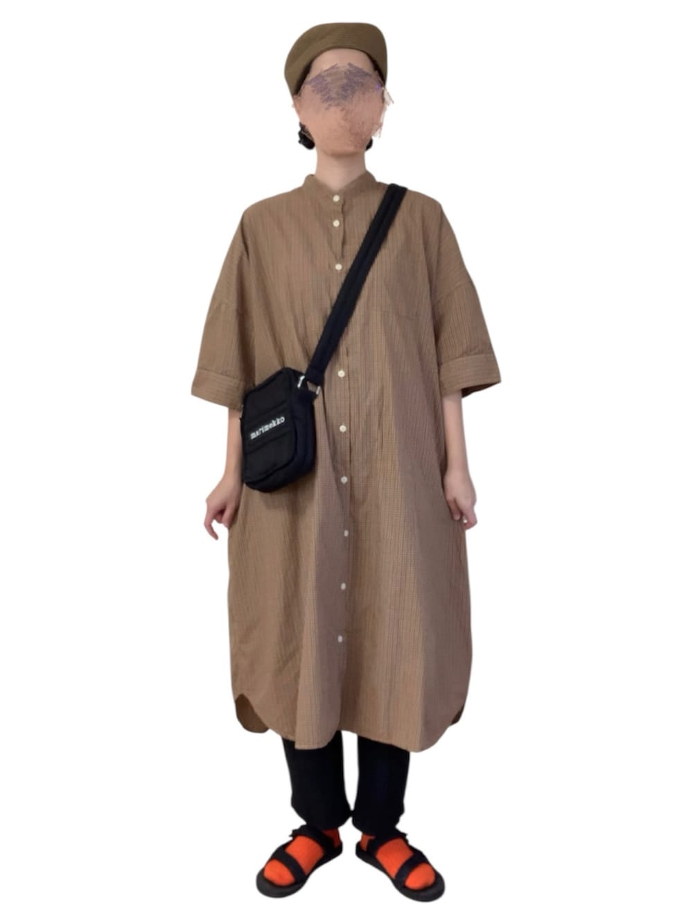 ベージュ系のシャツワンピース、ブラック系のショルダーバッグ、ブラック系のサンダルを着用したレディースの秋コーディネートの2枚目の写真