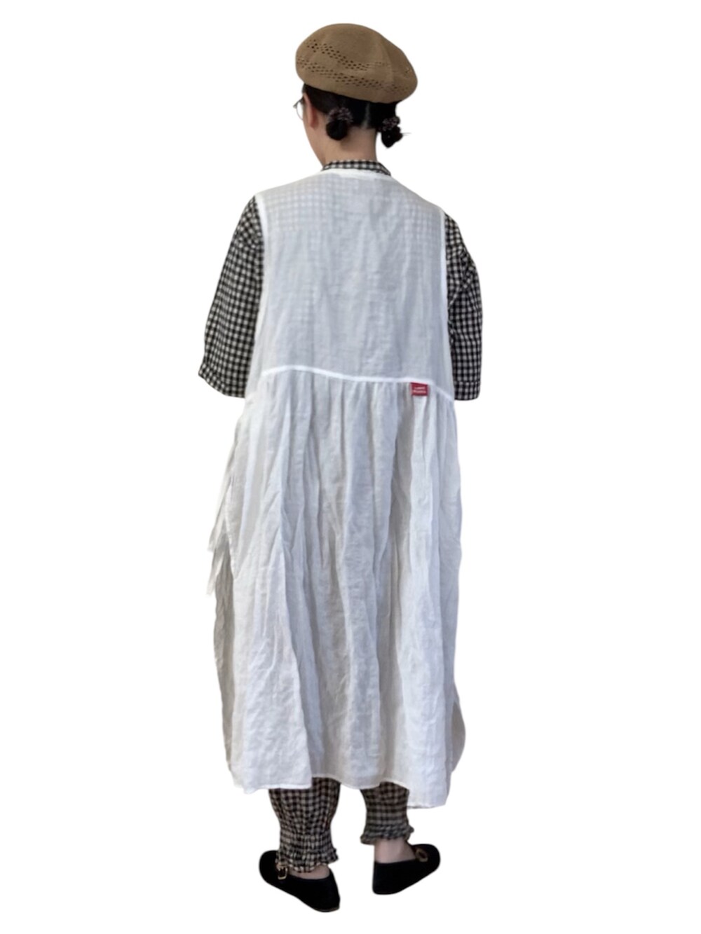 ブラック系のシャツ/ブラウス、ブラック系のトートバッグ、その他のその他パンツを着用したレディースの秋コーディネートの4枚目の写真