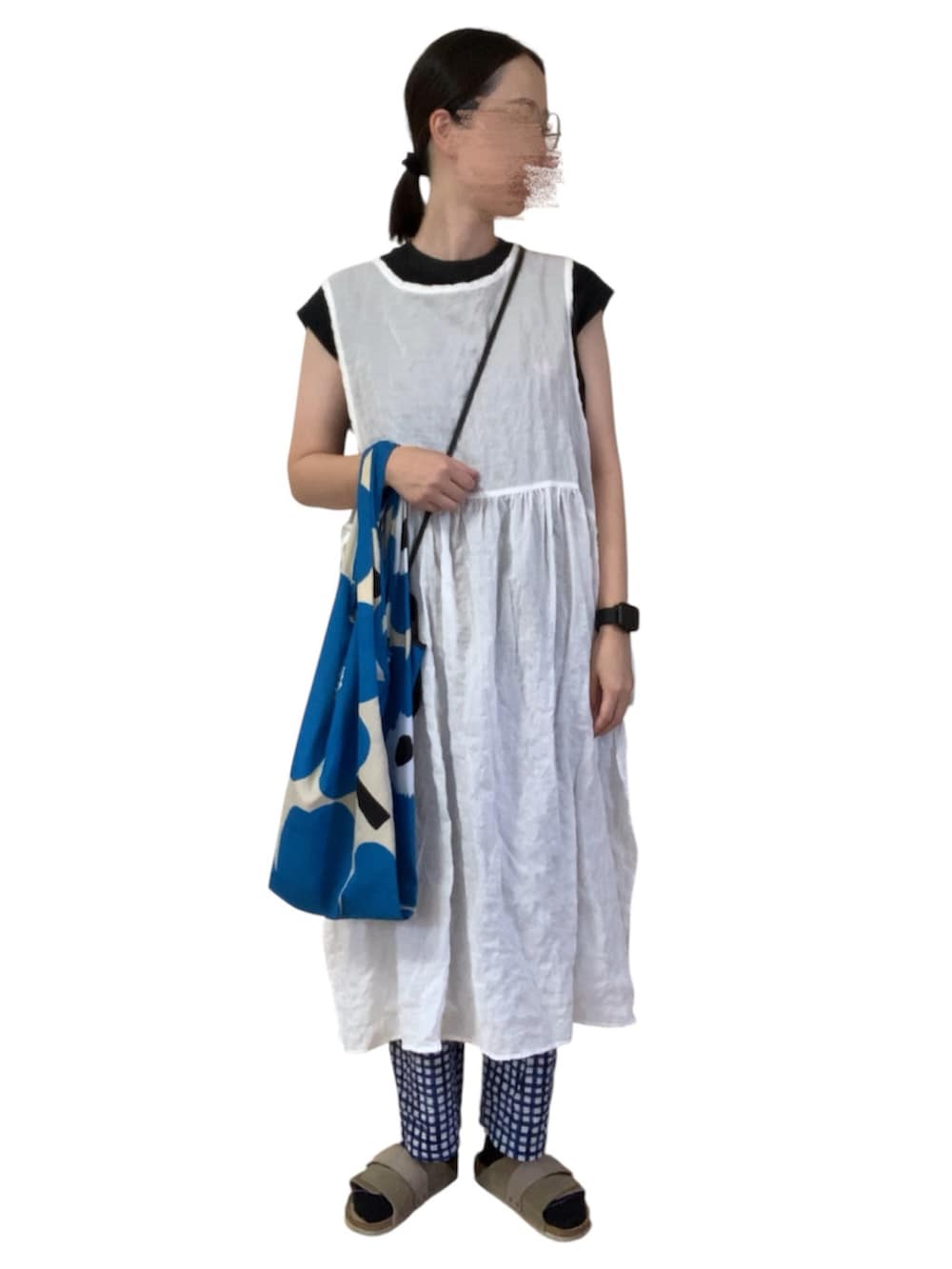 ブルー系のパンツを着用したレディースの秋コーディネートの2枚目の写真