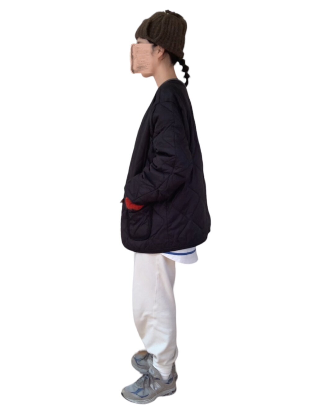 ホワイト系のスウェットパンツ、ブルー系のTシャツ/カットソー、グレー系のスニーカーを着用したレディースの冬コーディネートの2枚目の写真