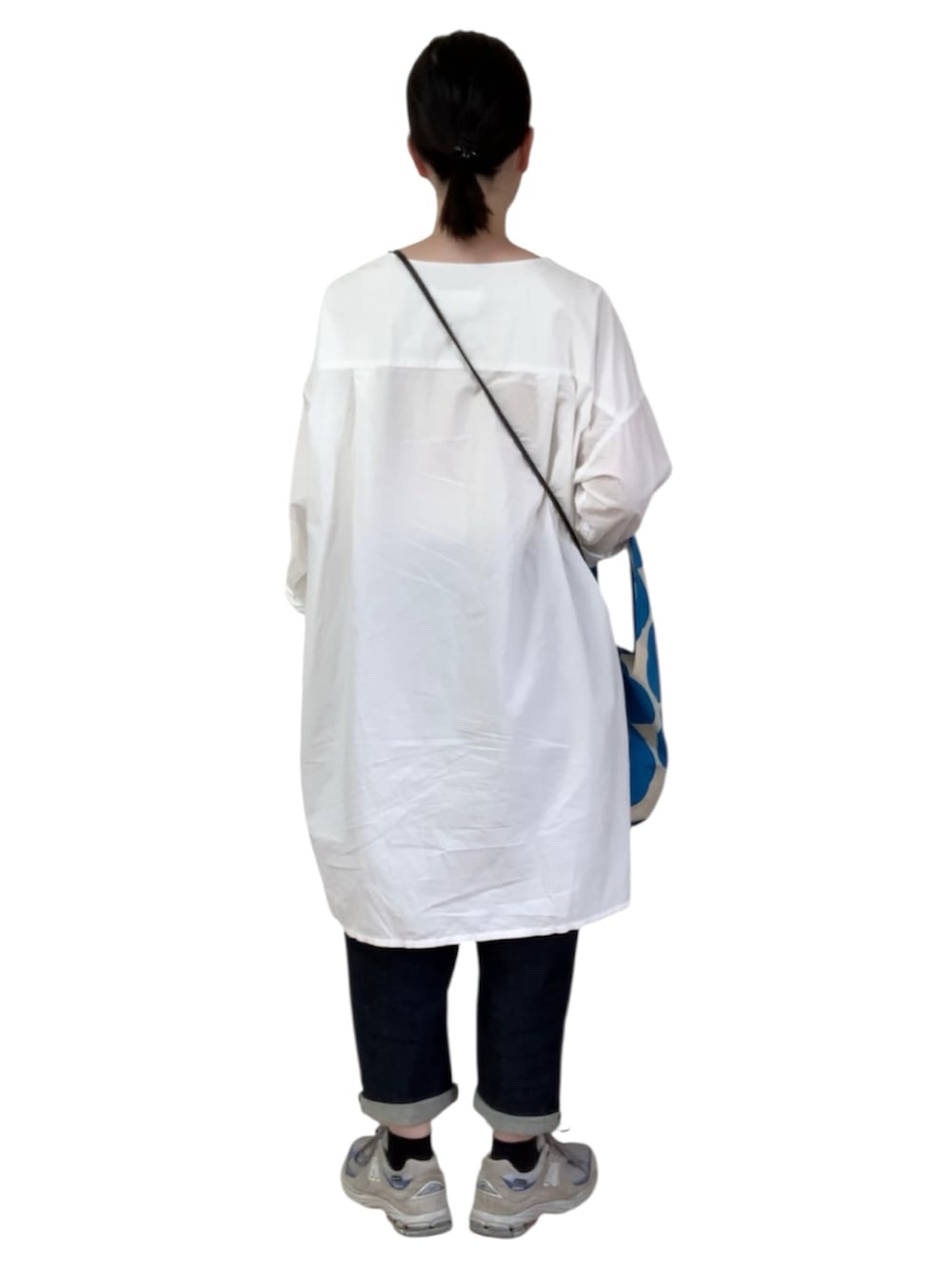 ホワイト系のトップス、ブルー系のエコバッグ/サブバッグ、ブルー系のデニムパンツを着用したレディースの秋コーディネートの3枚目の写真