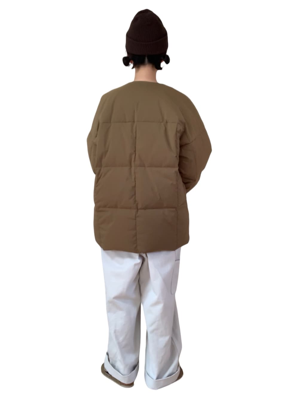 グレー系のサロペット/オーバーオール、ブラウン系のダウンジャケット/コート、レッド系のTシャツ/カットソーを着用したレディースの冬コーディネートの3枚目の写真