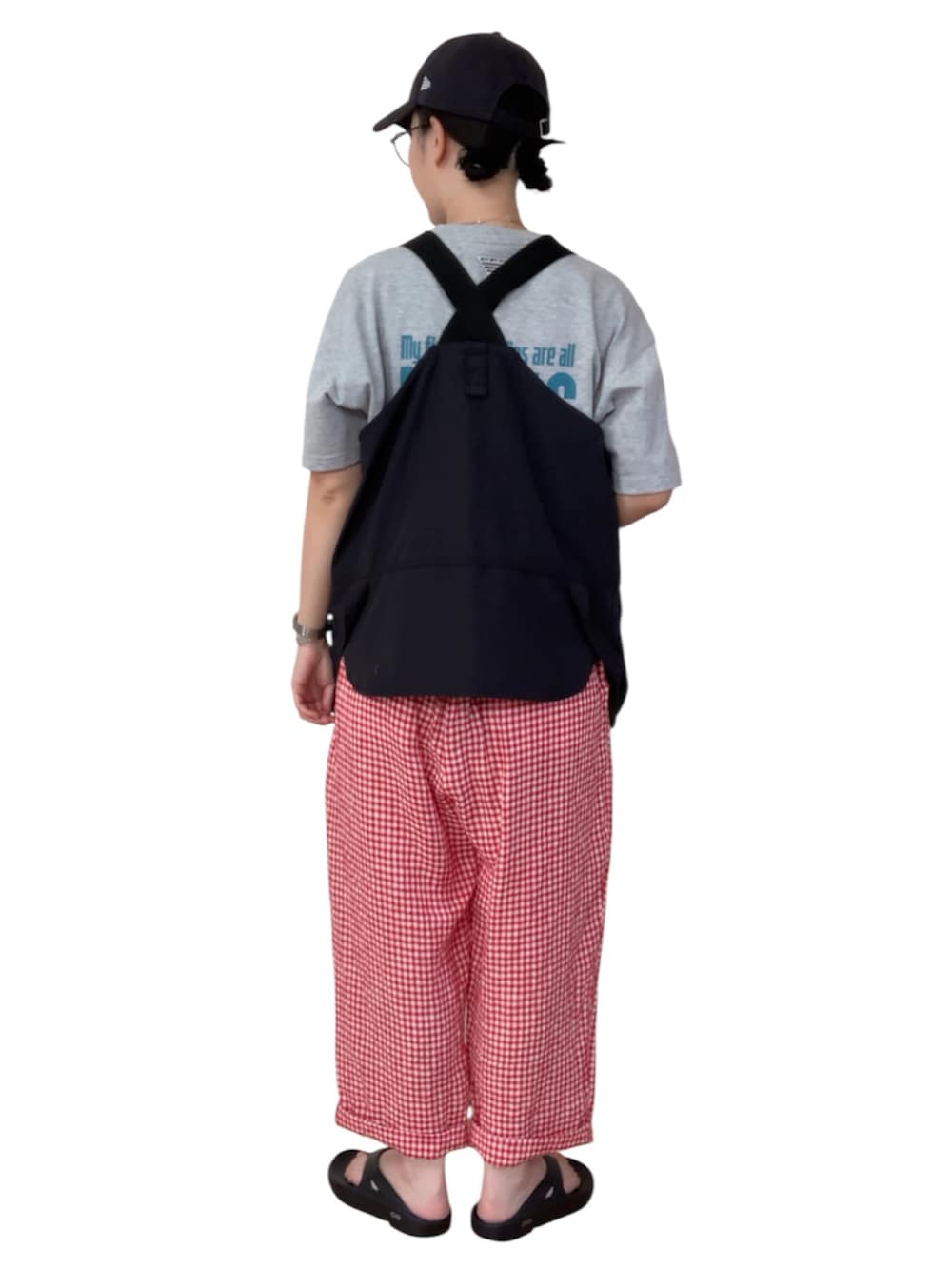 ブラック系のベスト、グレー系のTシャツ/カットソー、レッド系のその他パンツを着用したレディースの秋コーディネートの4枚目の写真