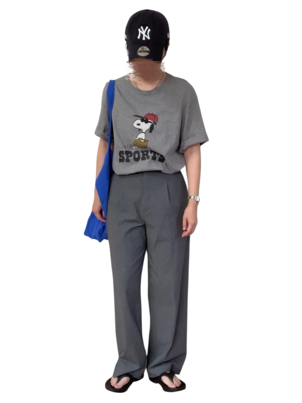 グレー系のTシャツ/カットソー、グレー系のパンツ、ブラック系のサンダルを着用したレディースの秋コーディネートの2枚目の写真