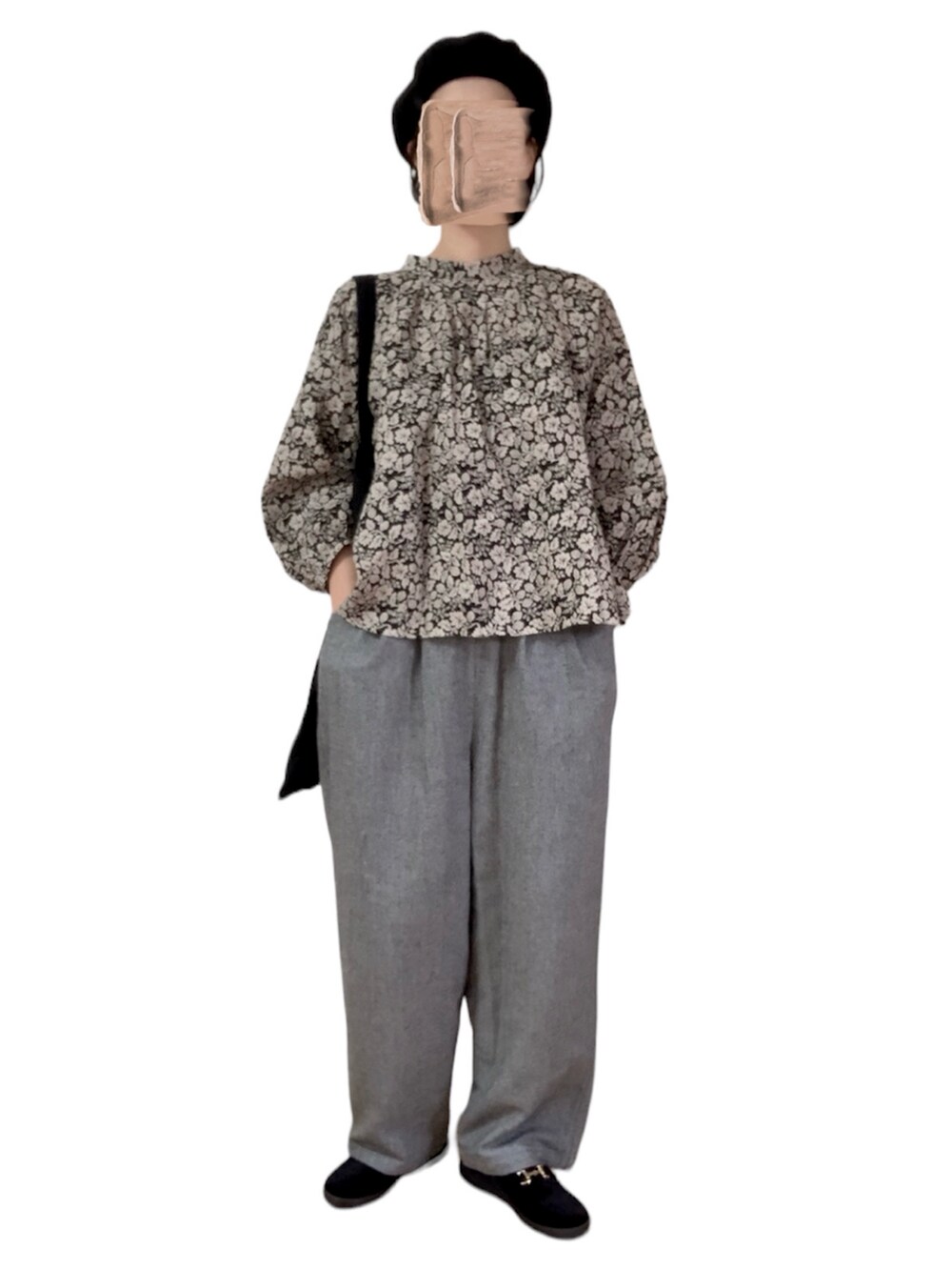 ブラック系のカーディガン/ボレロ、グレー系のパンツ、ブラック系のローファーを着用したレディースの春コーディネートの3枚目の写真