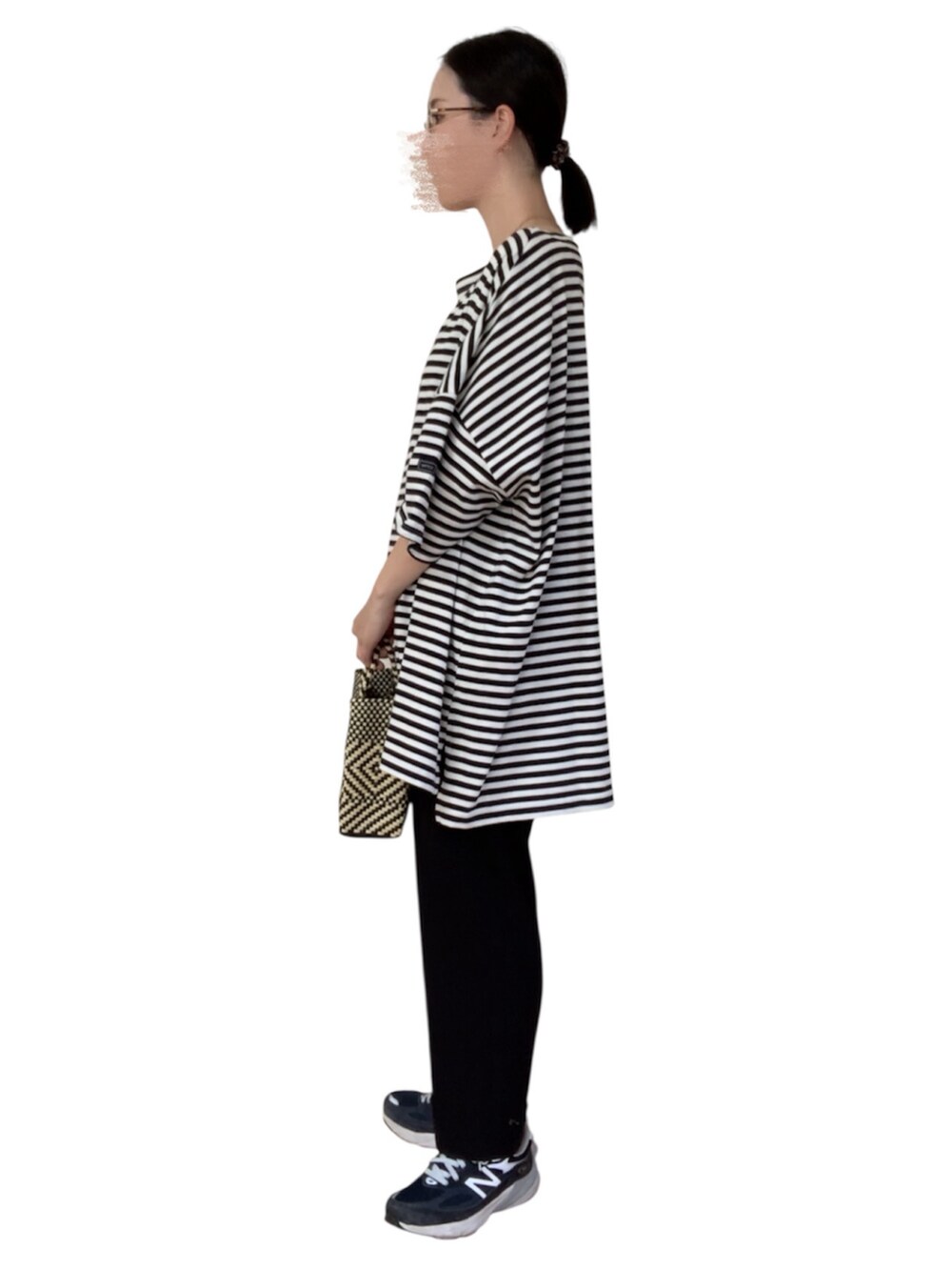 ブラック系のトートバッグ、ブラック系のその他パンツ、ブルー系のスニーカーを着用したレディースの秋コーディネートの2枚目の写真