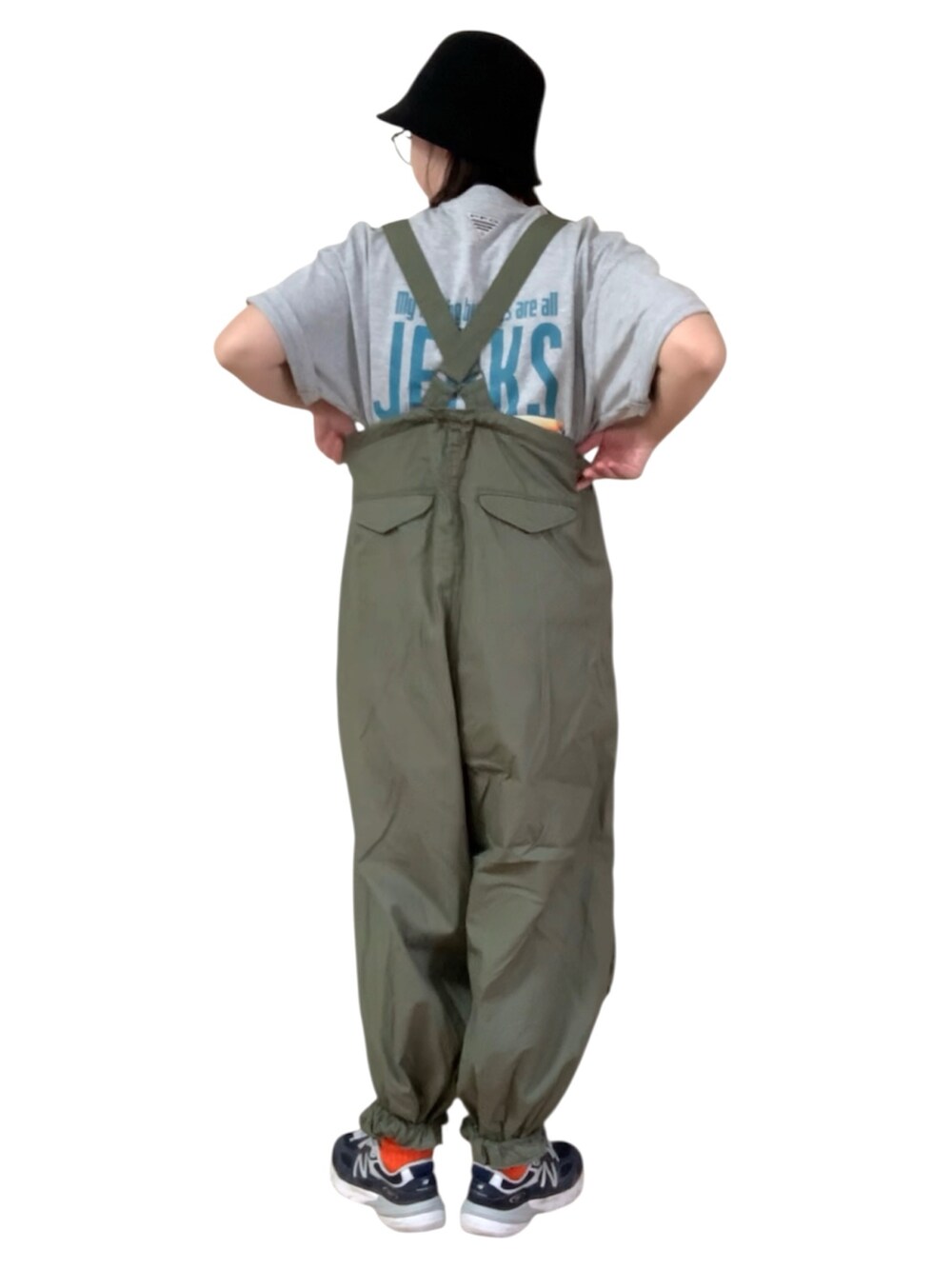 グレー系のTシャツ/カットソー、グリーン系のカーゴパンツ、ブルー系のスニーカーを着用したレディースの秋コーディネートの3枚目の写真