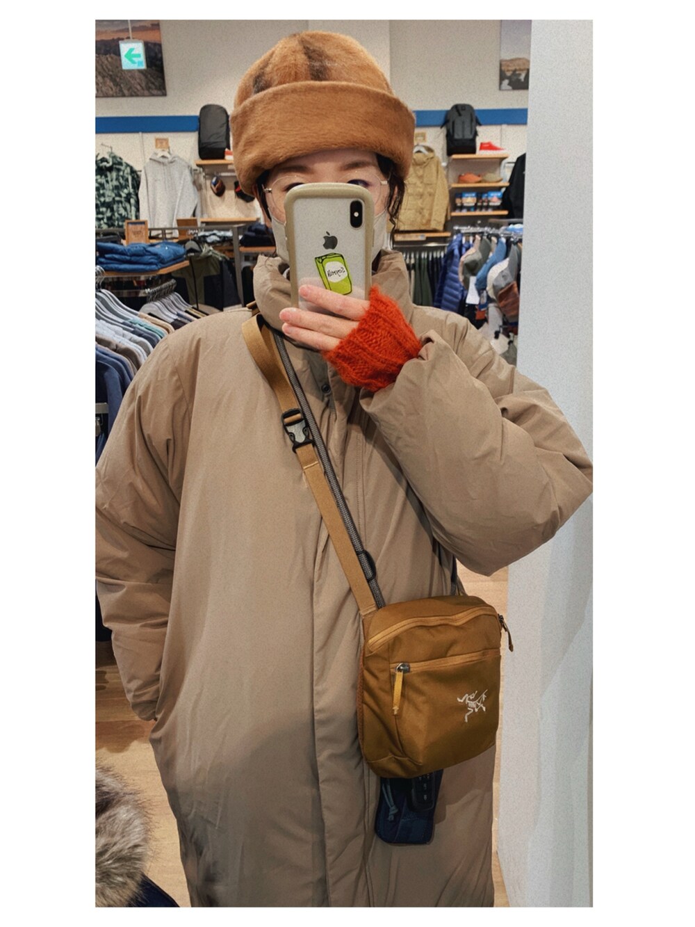 ホワイト系のその他パンツ、ベージュ系のダウンジャケット/コート、ブラウン系のショルダーバッグを着用したレディースの冬コーディネートの2枚目の写真