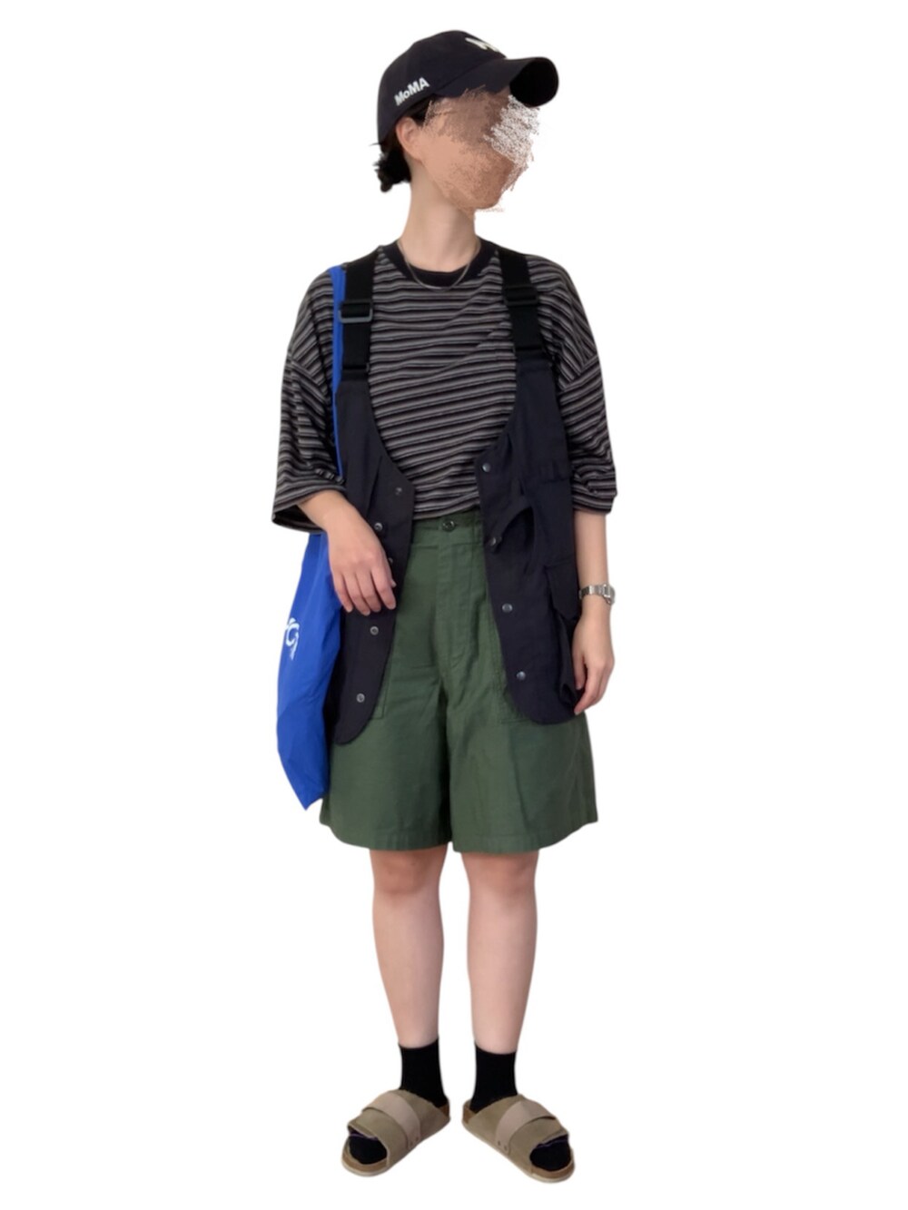 ブラック系のTシャツ/カットソー、ブラック系のベスト、グリーン系のその他パンツを着用したレディースの秋コーディネートの2枚目の写真