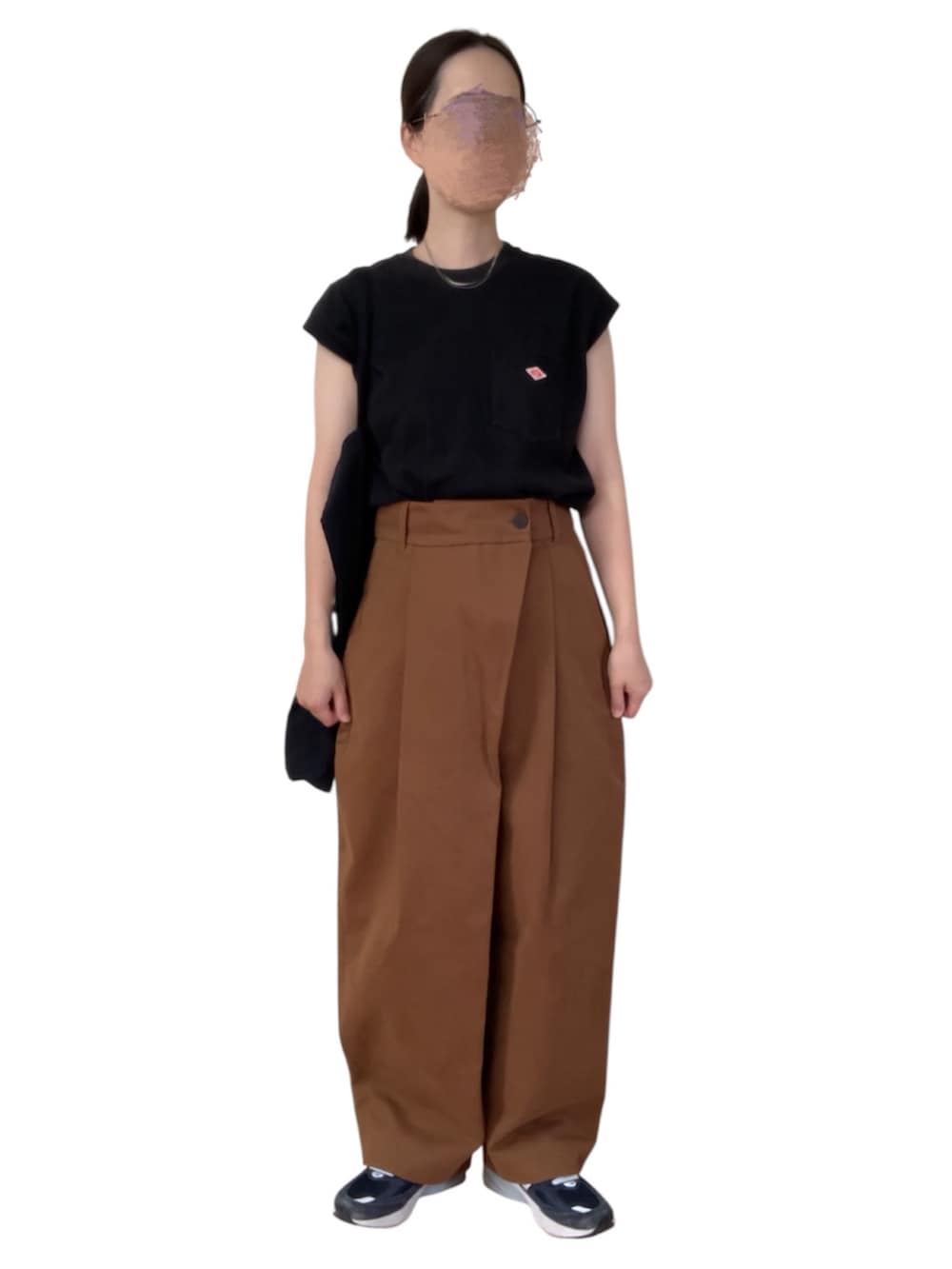 ブラック系のTシャツ/カットソー、ブラウン系のパンツを着用したレディースの秋コーディネートの2枚目の写真