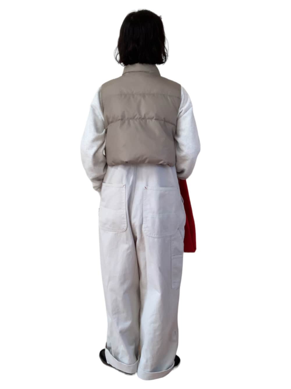 ベージュ系のベスト、グレー系のスウェット、グレー系のサロペット/オーバーオールを着用したレディースの冬コーディネートの2枚目の写真