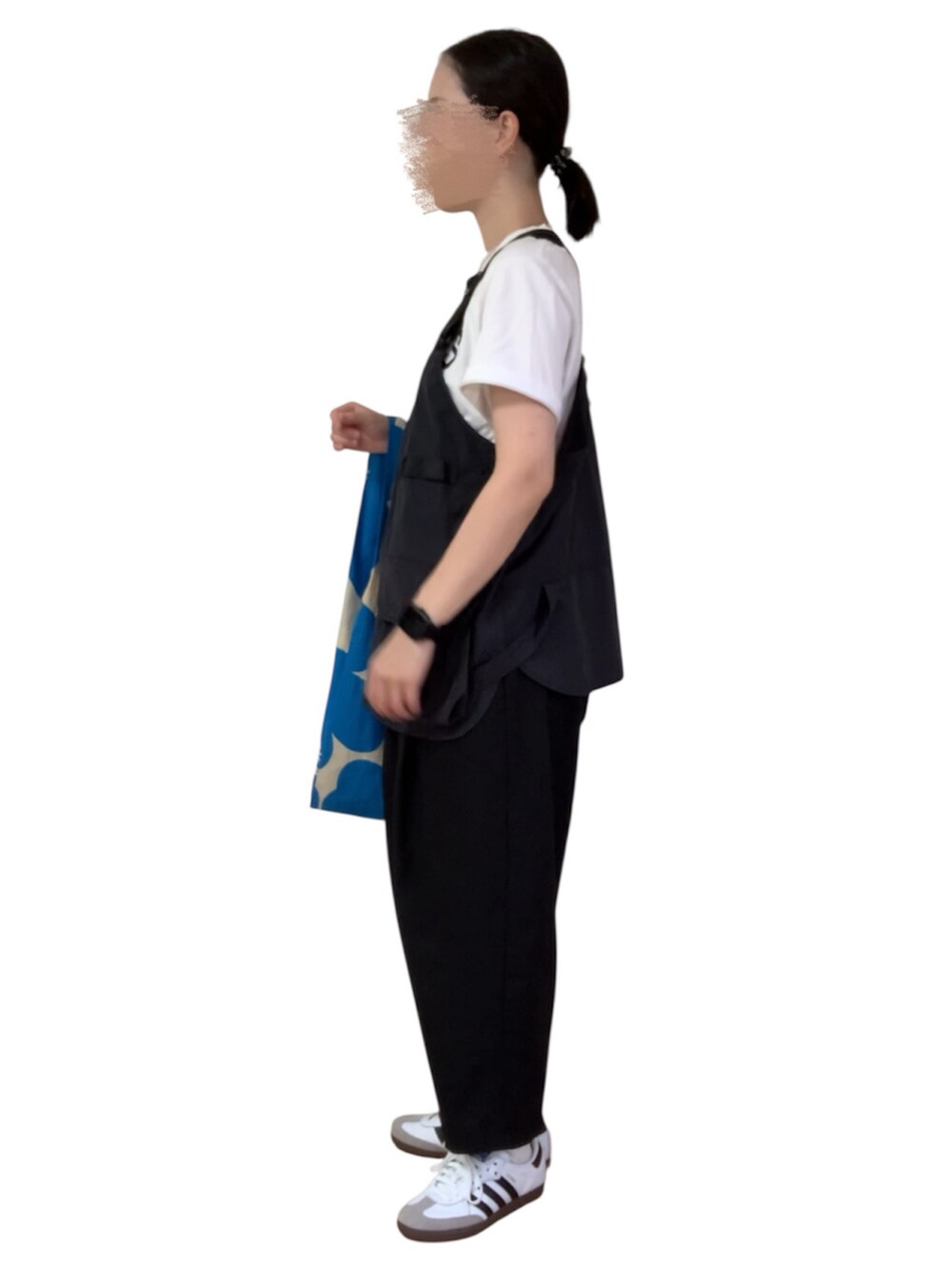 ホワイト系のTシャツ/カットソー、ブラック系のベスト、ホワイト系のスニーカーを着用したレディースの秋コーディネートの2枚目の写真