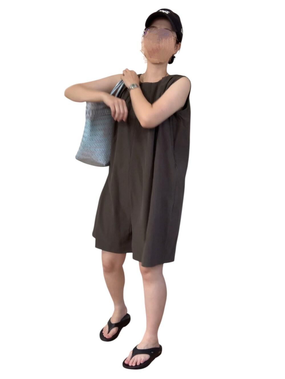 ブルー系のバッグ、ブラック系のサンダルを着用したレディースの秋コーディネートの3枚目の写真