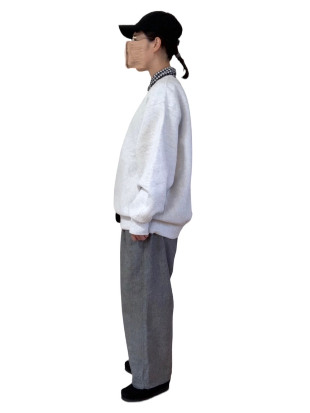 グレー系のパンツ、グレー系のスウェット、ブラック系のモカシン/デッキシューズを着用したレディースの秋コーディネートの2枚目の写真