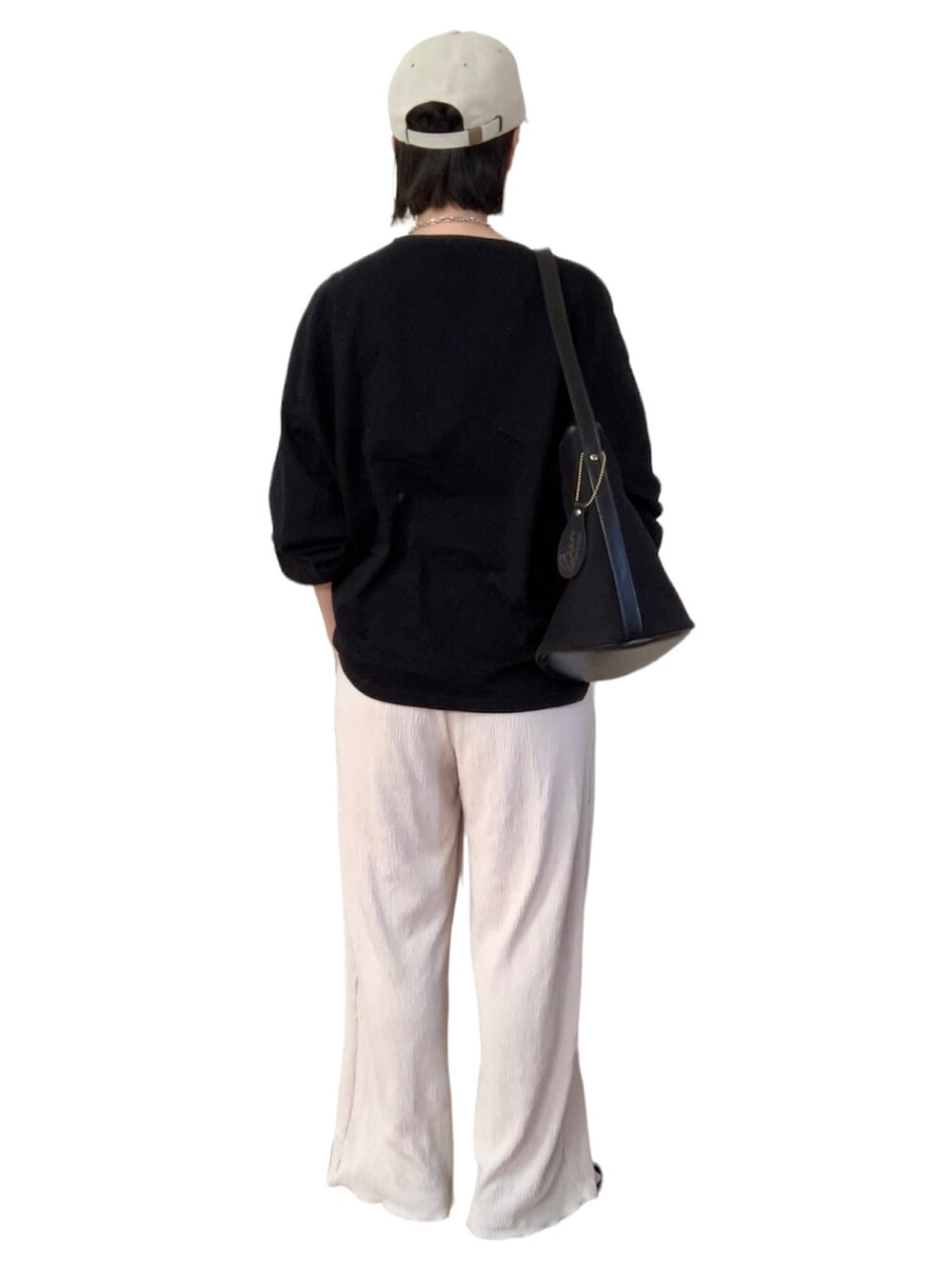 ブラック系のTシャツ/カットソー、レッド系のエコバッグ/サブバッグ、ホワイト系のその他パンツを着用したレディースの春コーディネートの3枚目の写真