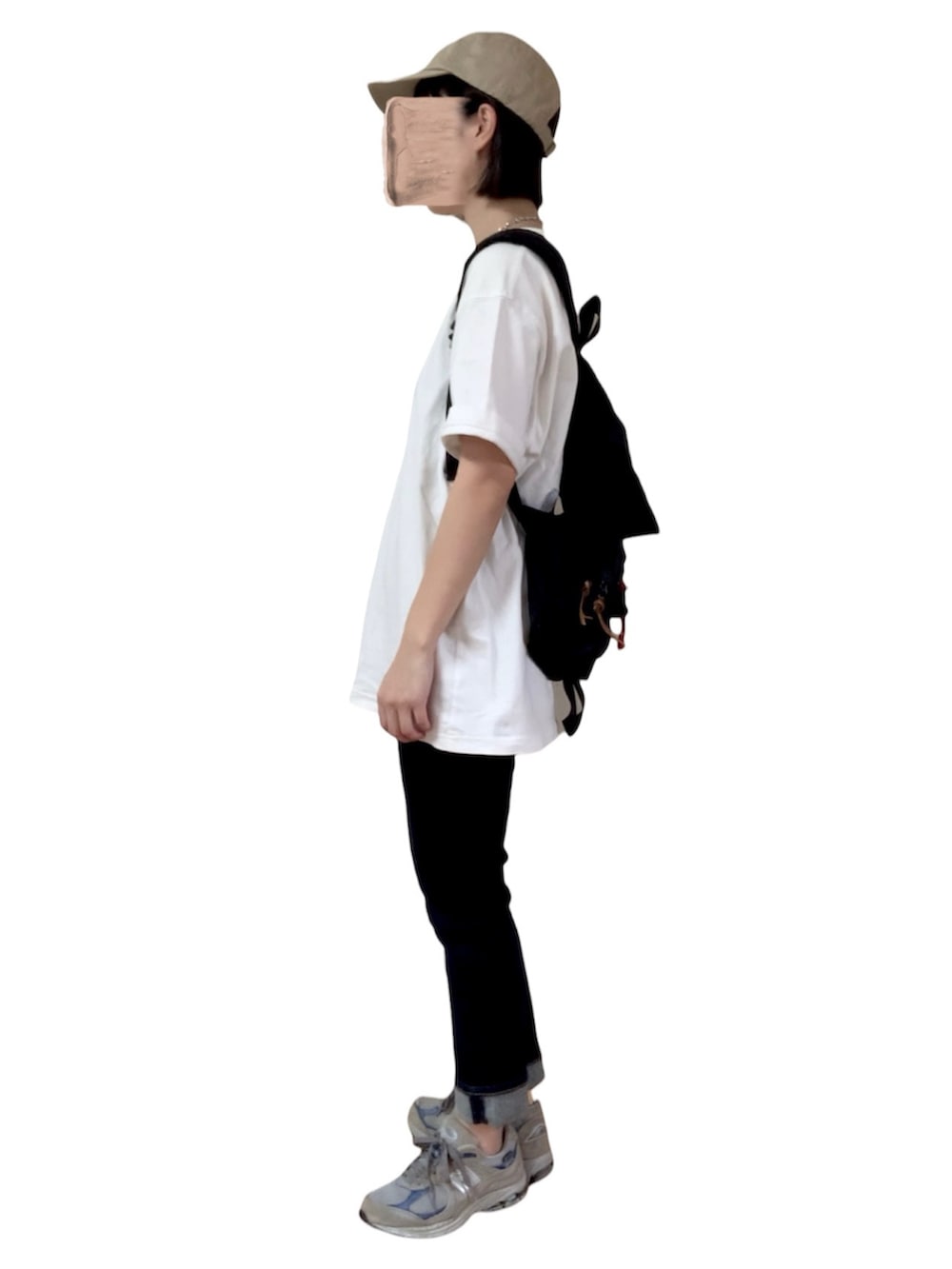 グレー系のデニムパンツ、グレー系のスニーカー、ベージュ系のキャップを着用したレディースの春コーディネートの2枚目の写真