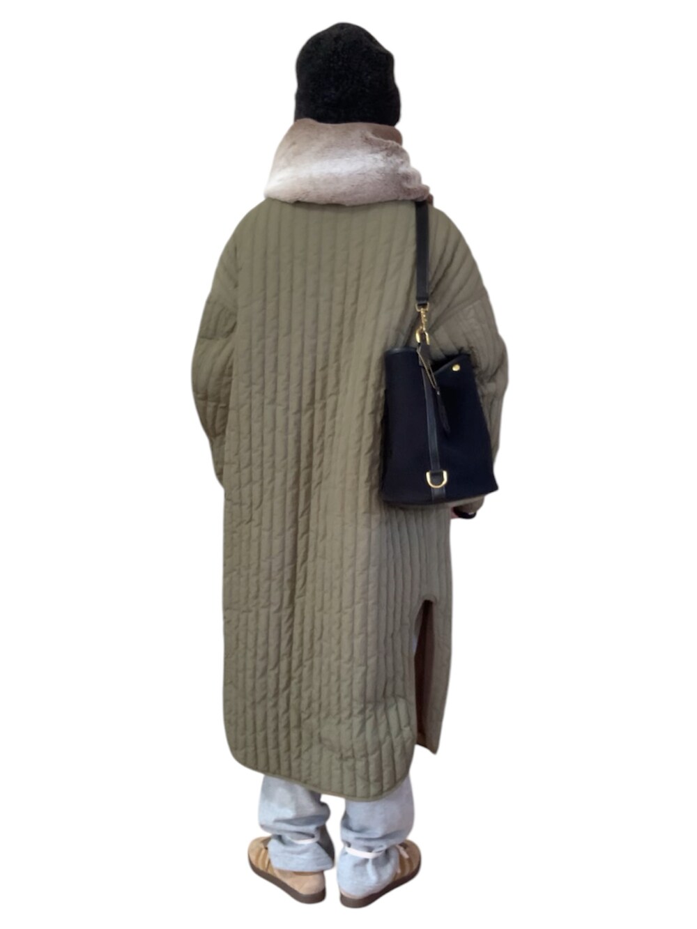 ブルー系のニット/セーター、グリーン系のノーカラーコート、グレー系のスウェットパンツを着用したレディースの冬コーディネートの4枚目の写真