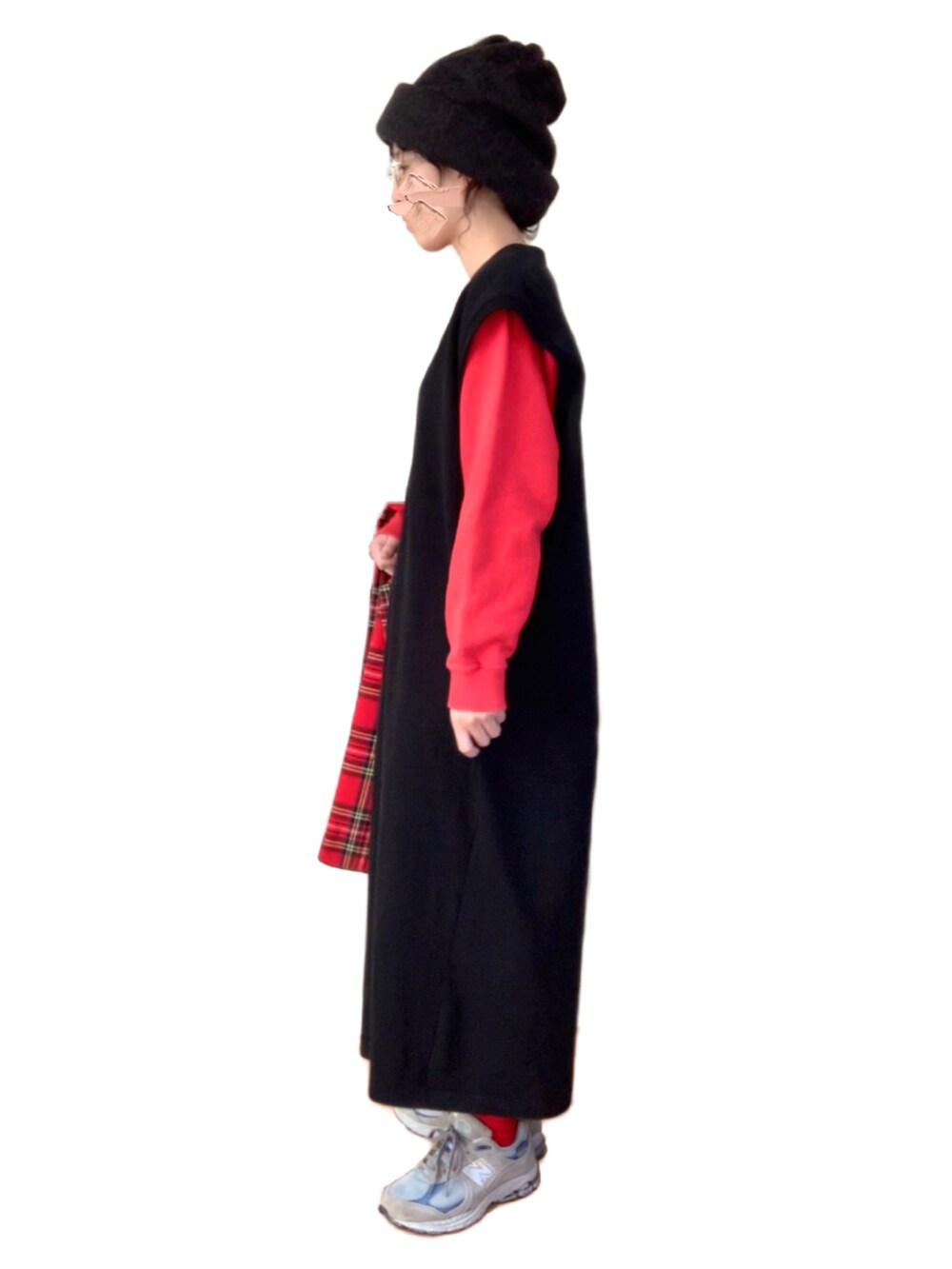 ブラック系のワンピース、レッド系のTシャツ/カットソー、レッド系のトートバッグを着用したレディースの冬コーディネートの2枚目の写真