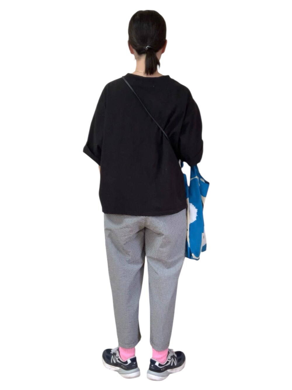 ブラック系のTシャツ/カットソー、ブラック系のその他パンツ、ブルー系のエコバッグ/サブバッグを着用したレディースの秋コーディネートの3枚目の写真