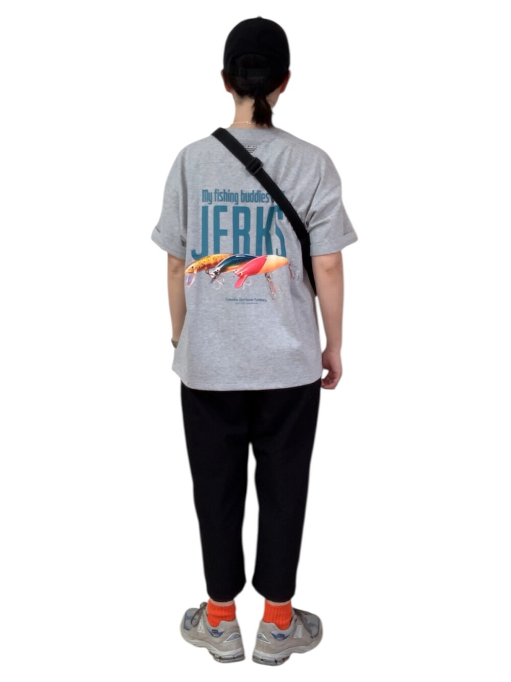 グレー系のTシャツ/カットソー、ブラック系のその他パンツ、グレー系のスニーカーを着用したレディースの秋コーディネートの4枚目の写真