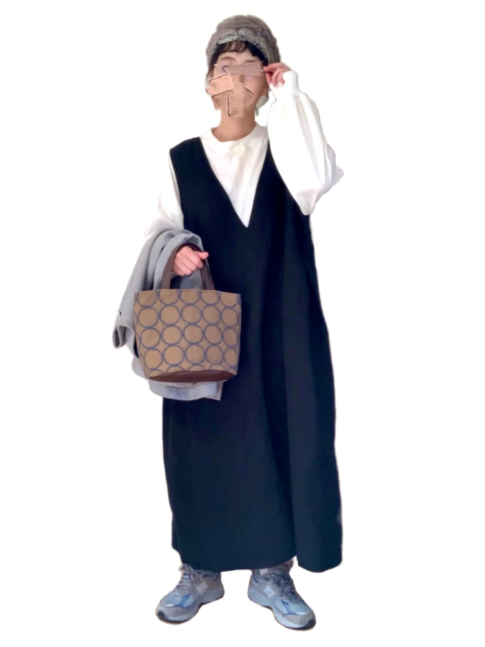 グレー系のベスト、ブラック系のワンピース、ホワイト系のTシャツ/カットソーを着用したレディースの冬コーディネートの2枚目の写真