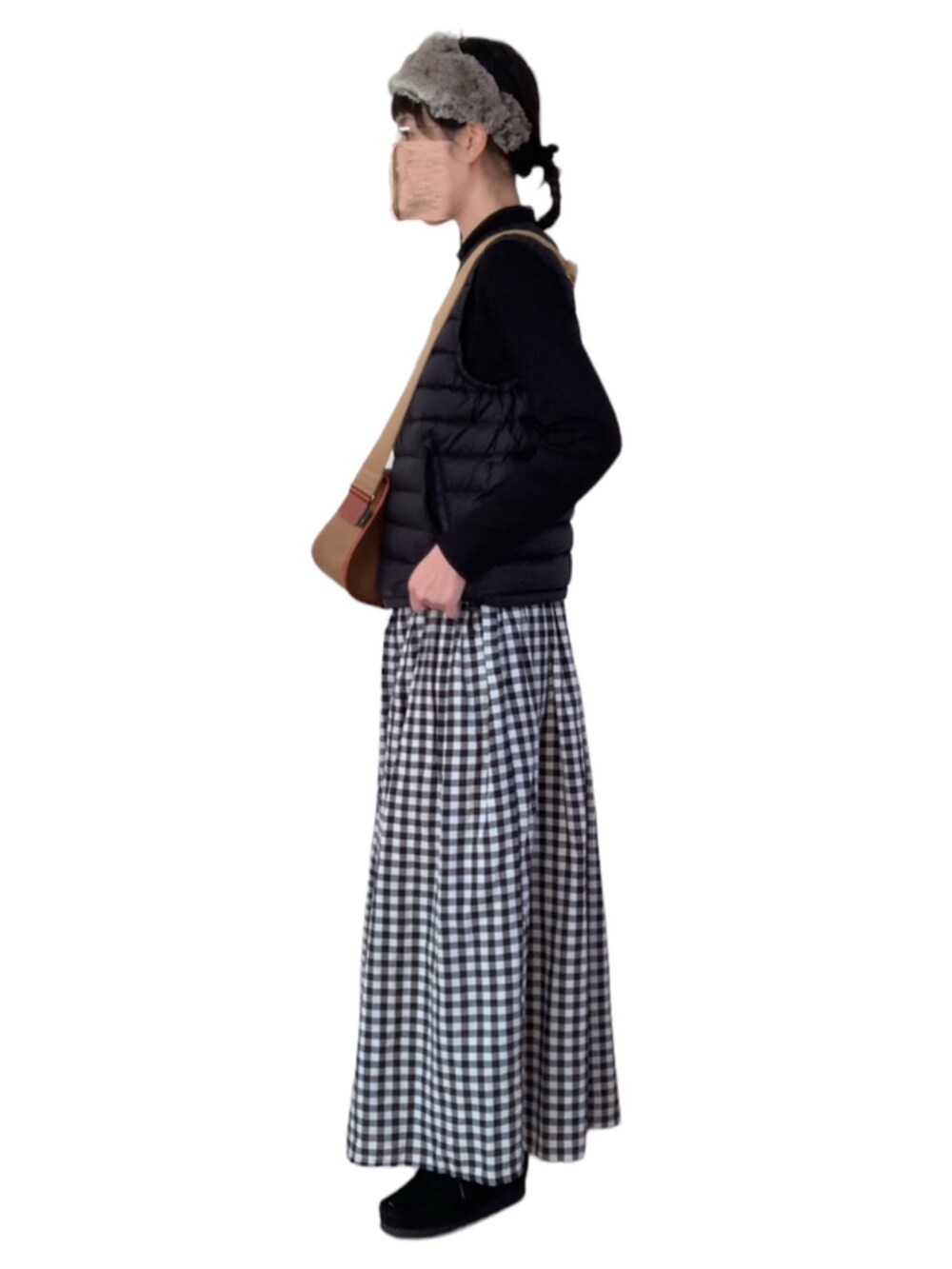 ブラウン系のその他シューズ、ブラック系のその他パンツ、グレー系のノーカラージャケットを着用したレディースの冬コーディネートの3枚目の写真