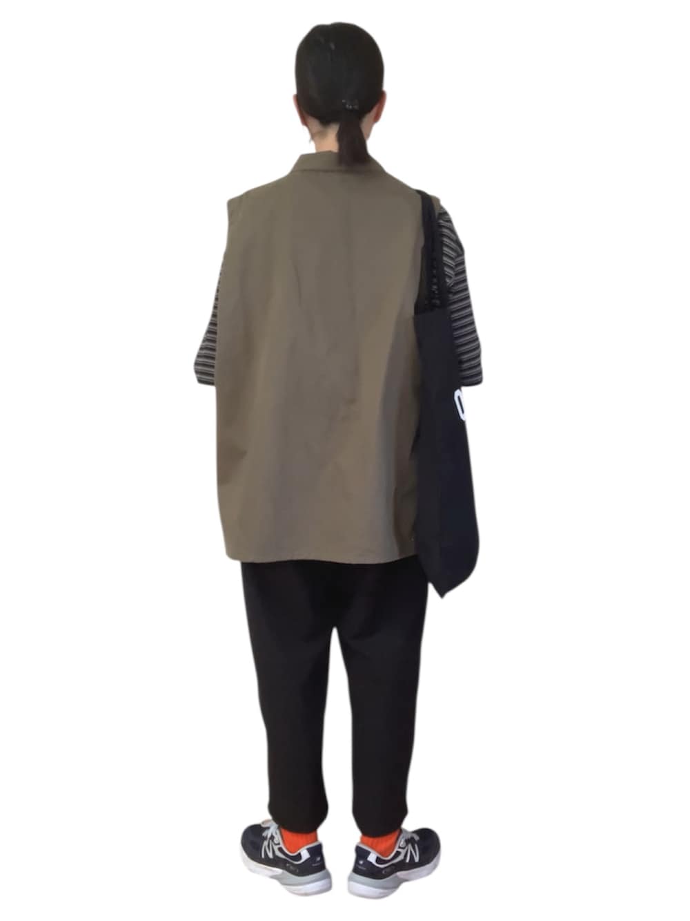 ブラック系のTシャツ/カットソー、グリーン系のベスト、ブラック系のその他パンツを着用したレディースの夏コーディネートの3枚目の写真