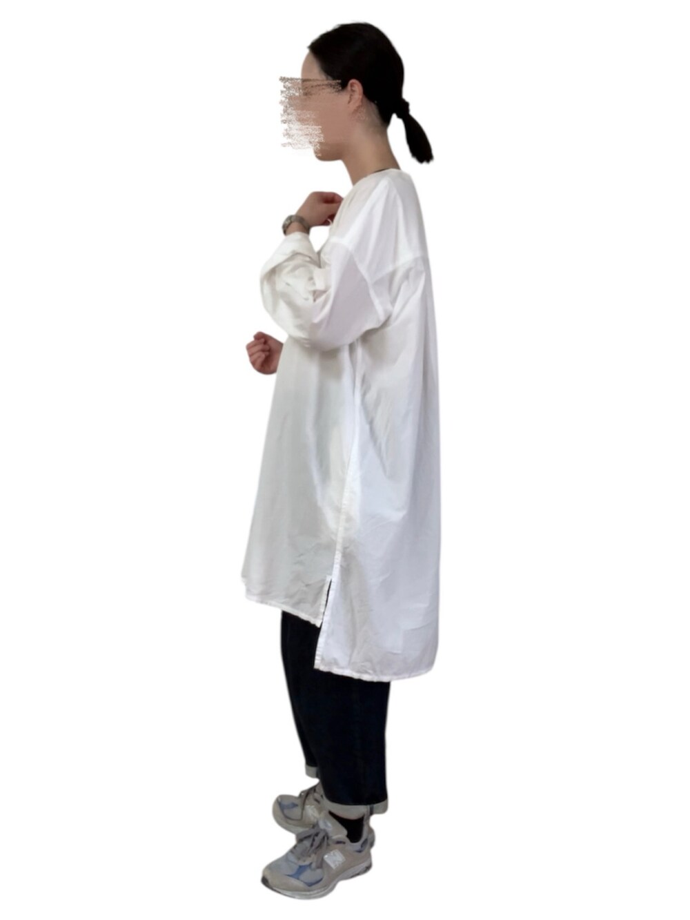 ホワイト系のトップス、ブルー系のエコバッグ/サブバッグ、ブルー系のデニムパンツを着用したレディースの秋コーディネートの2枚目の写真