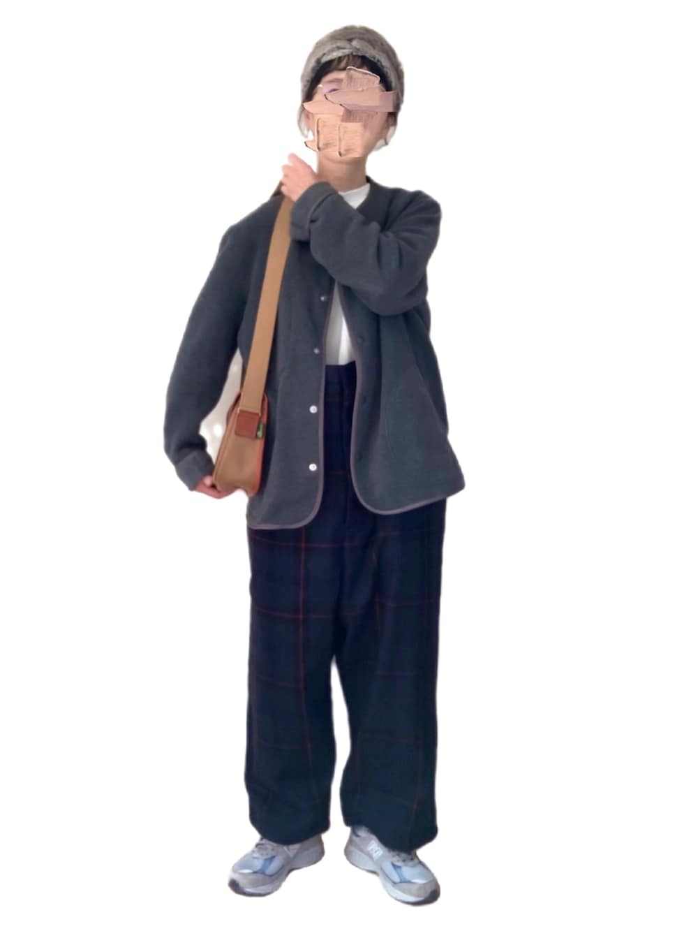 その他のオールインワン・サロペット、ホワイト系のTシャツ/カットソー、グレー系のノーカラージャケットを着用したレディースの冬コーディネートの2枚目の写真