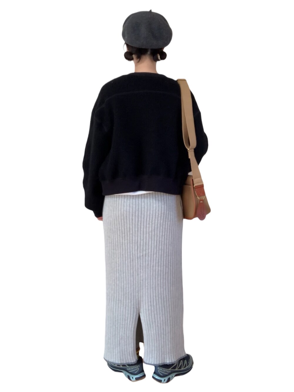 ホワイト系のトップス、ブラック系のカーディガン/ボレロ、ベージュ系のバッグを着用したレディースの冬コーディネートの2枚目の写真