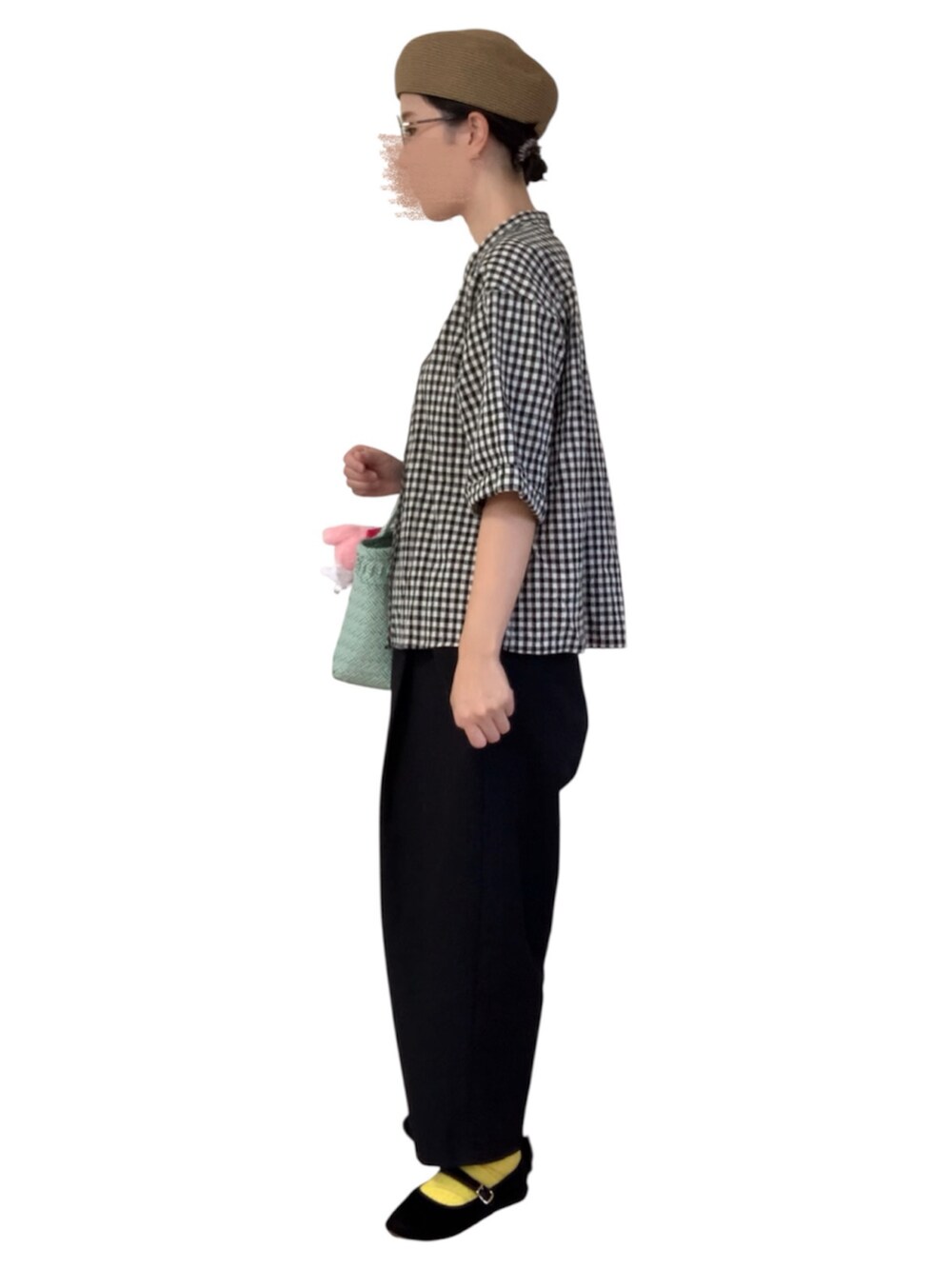 ブラック系のシャツ/ブラウス、ブラック系のバレエシューズ、ブラウン系のハンチング/ベレー帽を着用したレディースの秋コーディネートの3枚目の写真