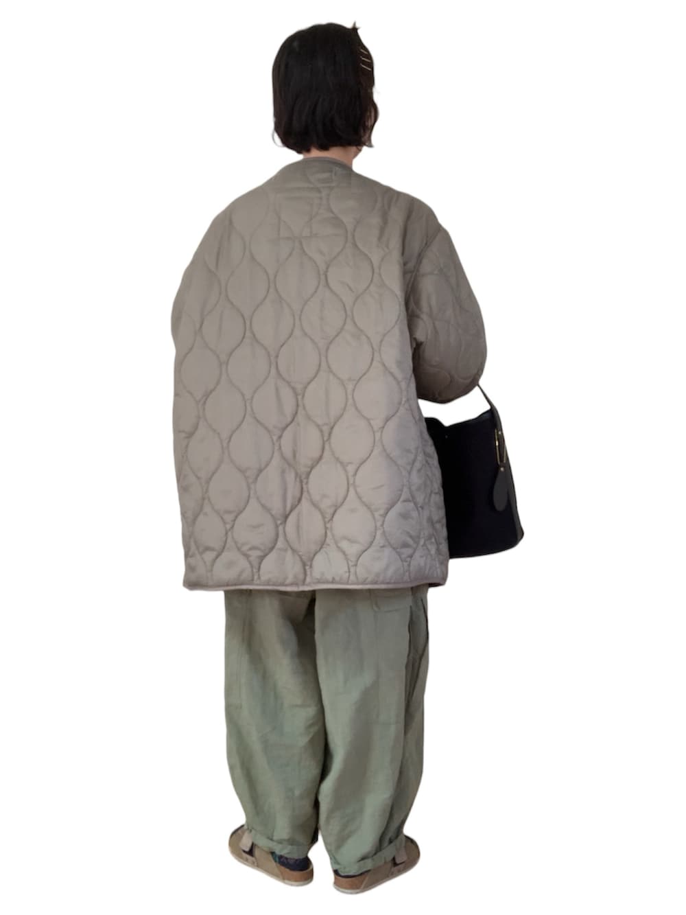 グレー系のニット/セーター、ベージュ系のその他アウター、ブラック系のショルダーバッグを着用したレディースの冬コーディネートの2枚目の写真