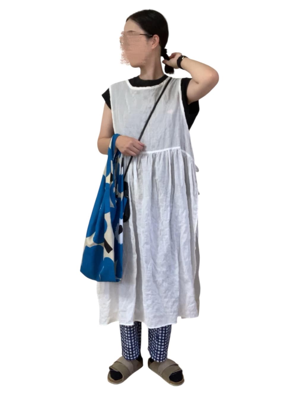 ブルー系のパンツを着用したレディースの秋コーディネートの3枚目の写真