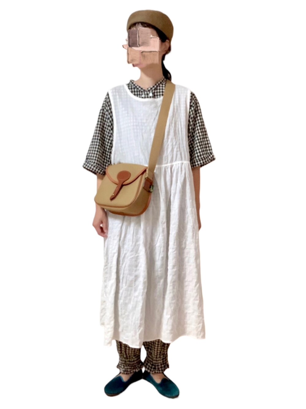 ブラック系のシャツ/ブラウス、その他のその他パンツ、ホワイト系のワンピースを着用したレディースの秋コーディネートの2枚目の写真