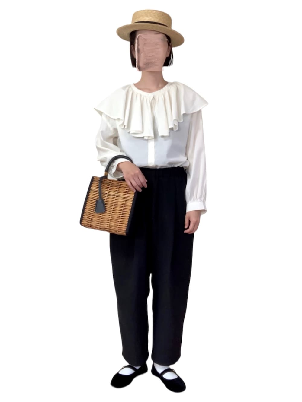 ホワイト系のシャツ/ブラウス、ブラック系のその他パンツ、ブラウン系のかごバッグを着用したレディースの夏コーディネートの2枚目の写真