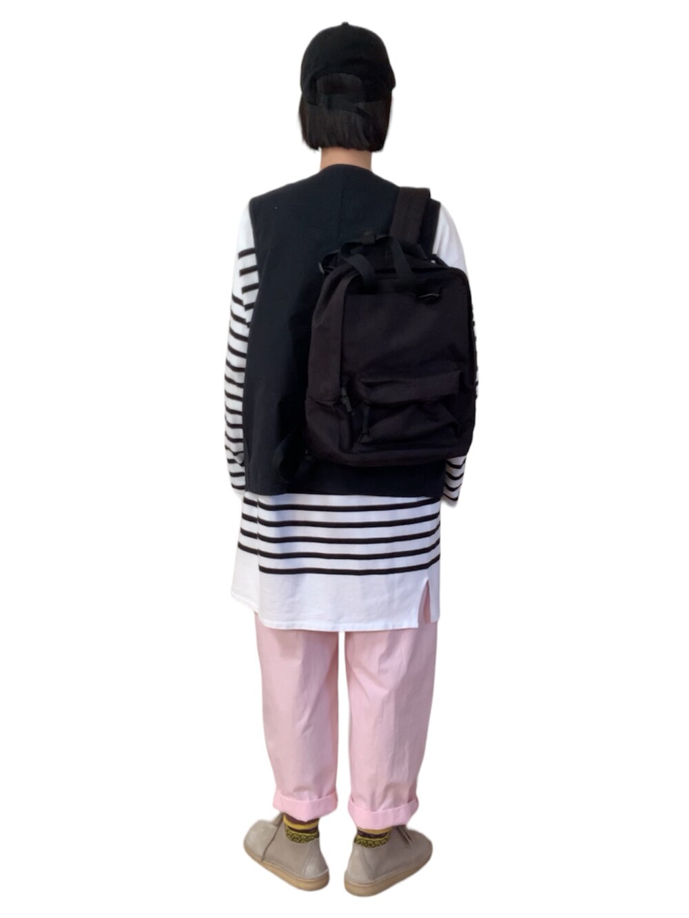 ブラック系のTシャツ/カットソー、ピンク系のその他パンツ、ブラウン系のその他シューズを着用したレディースの春コーディネートの2枚目の写真