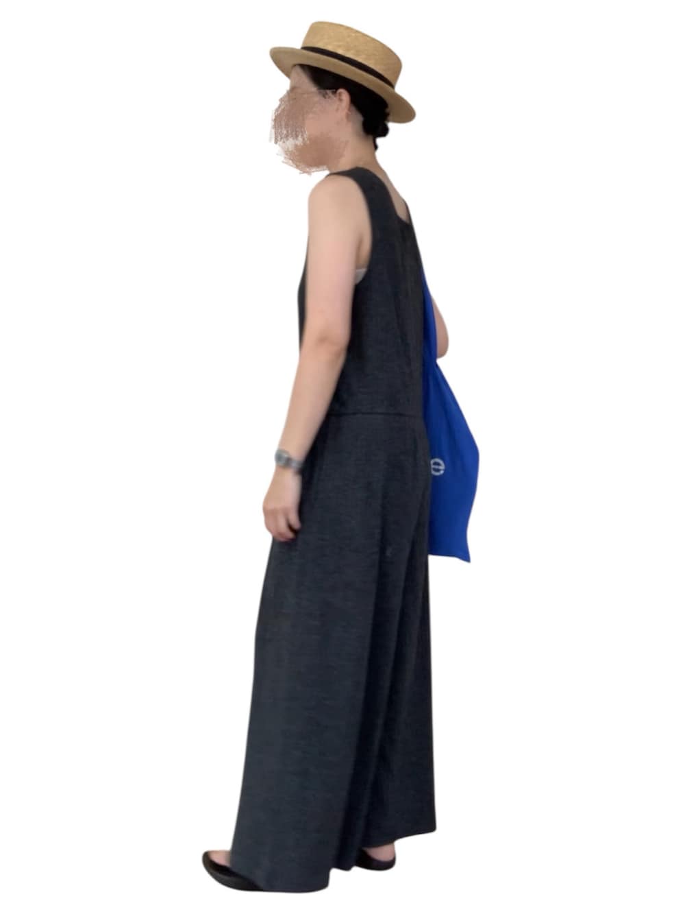 グレー系のオールインワン・サロペット、ブラック系のサンダル、ベージュ系のハットを着用したレディースの秋コーディネートの2枚目の写真