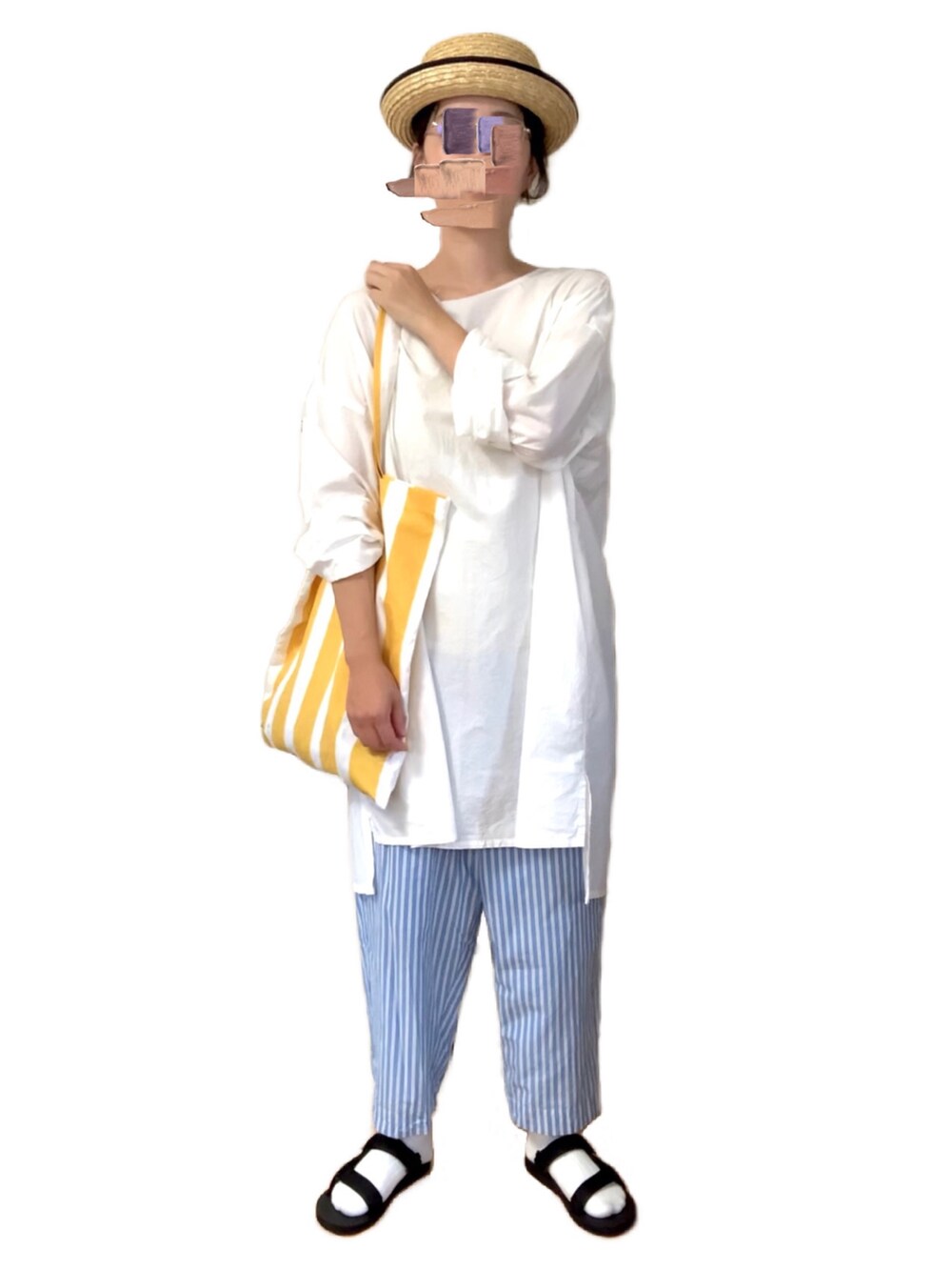 ホワイト系のトップス、ブルー系のパンツ、ブラック系のサンダルを着用したレディースの夏コーディネートの2枚目の写真