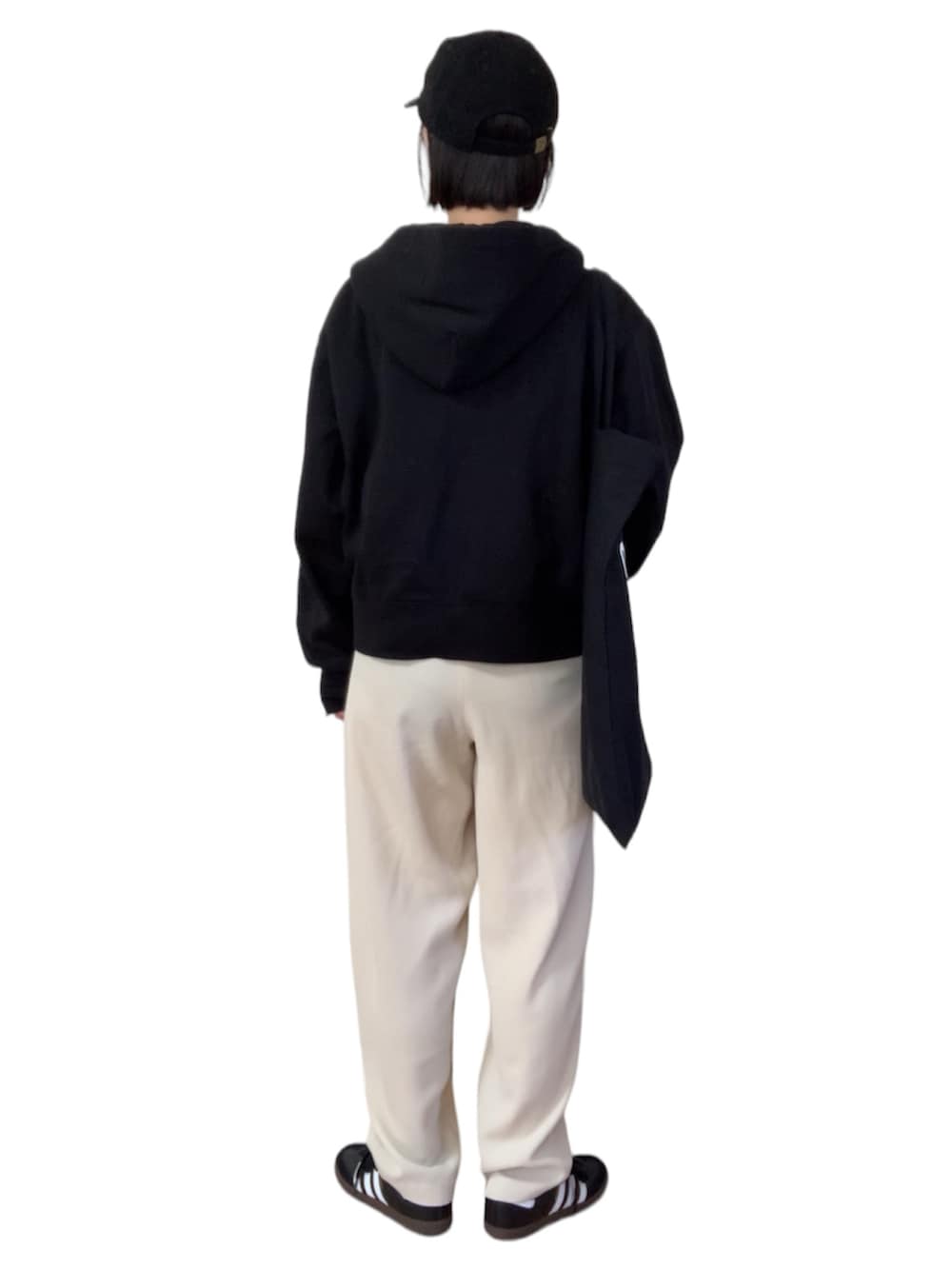 ブラック系のパーカー、ホワイト系のその他パンツ、ホワイト系のスニーカーを着用したレディースの春コーディネートの2枚目の写真