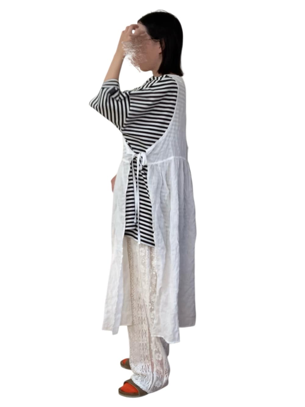 ホワイト系のワンピース、ホワイト系のその他パンツを着用したレディースの秋コーディネートの2枚目の写真