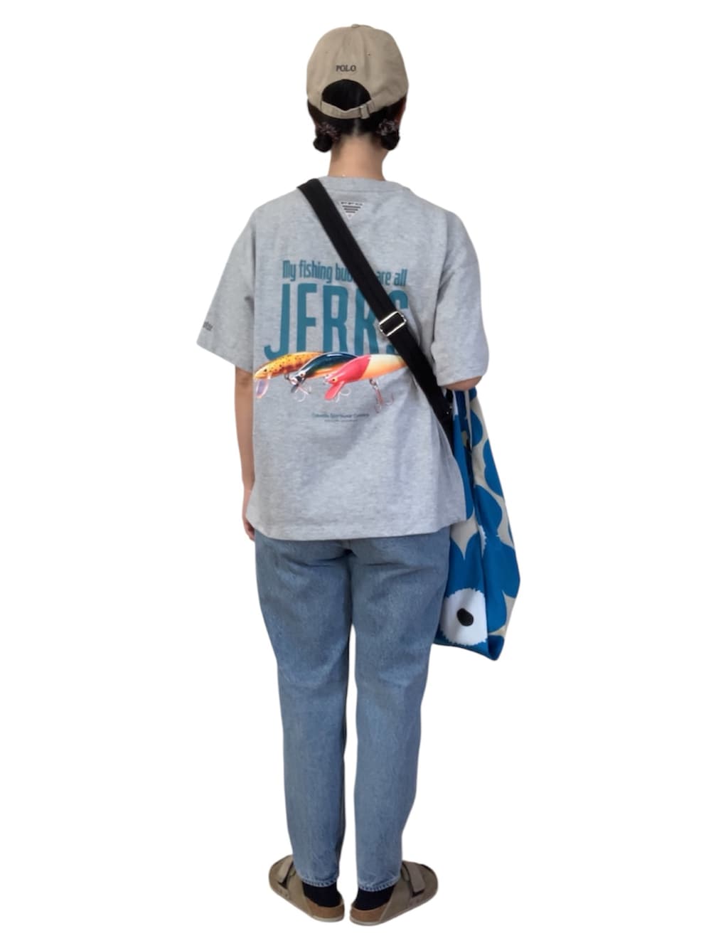 グレー系のTシャツ/カットソー、ブラック系のショルダーバッグ、ブルー系のエコバッグ/サブバッグを着用したレディースの秋コーディネートの3枚目の写真