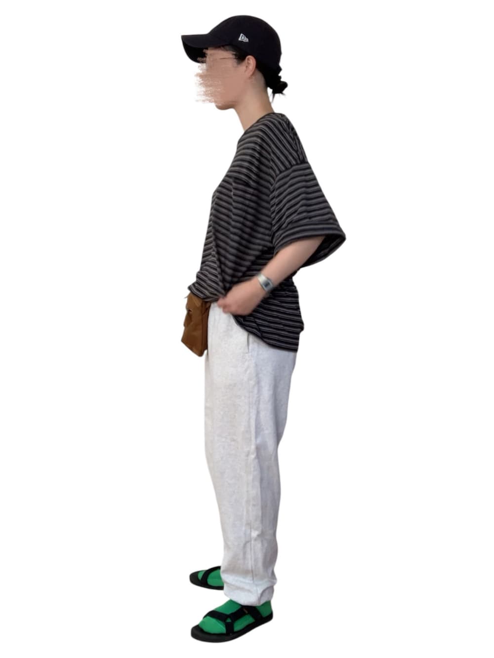 ブラック系のTシャツ/カットソー、グレー系のスウェットパンツ、ブラウン系のショルダーバッグを着用したレディースの秋コーディネートの2枚目の写真