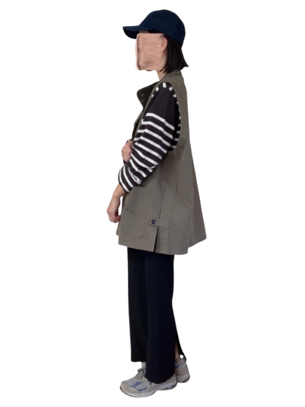 グリーン系のベスト、ブラック系のTシャツ/カットソー、ブラック系のスカートを着用したレディースの秋コーディネートの2枚目の写真