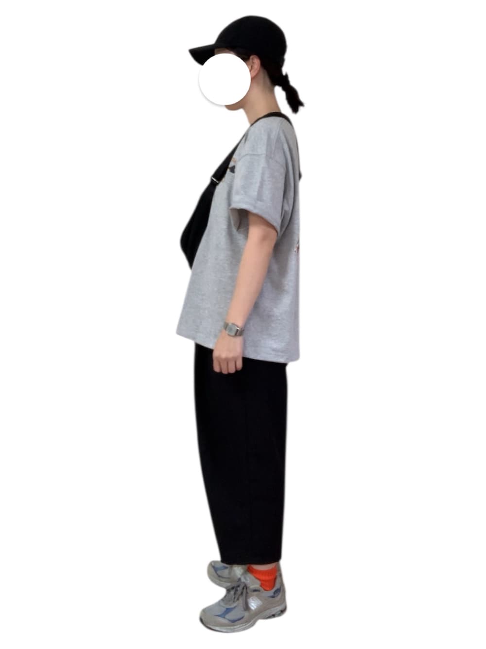 グレー系のTシャツ/カットソー、ブラック系のその他パンツ、グレー系のスニーカーを着用したレディースの秋コーディネートの3枚目の写真