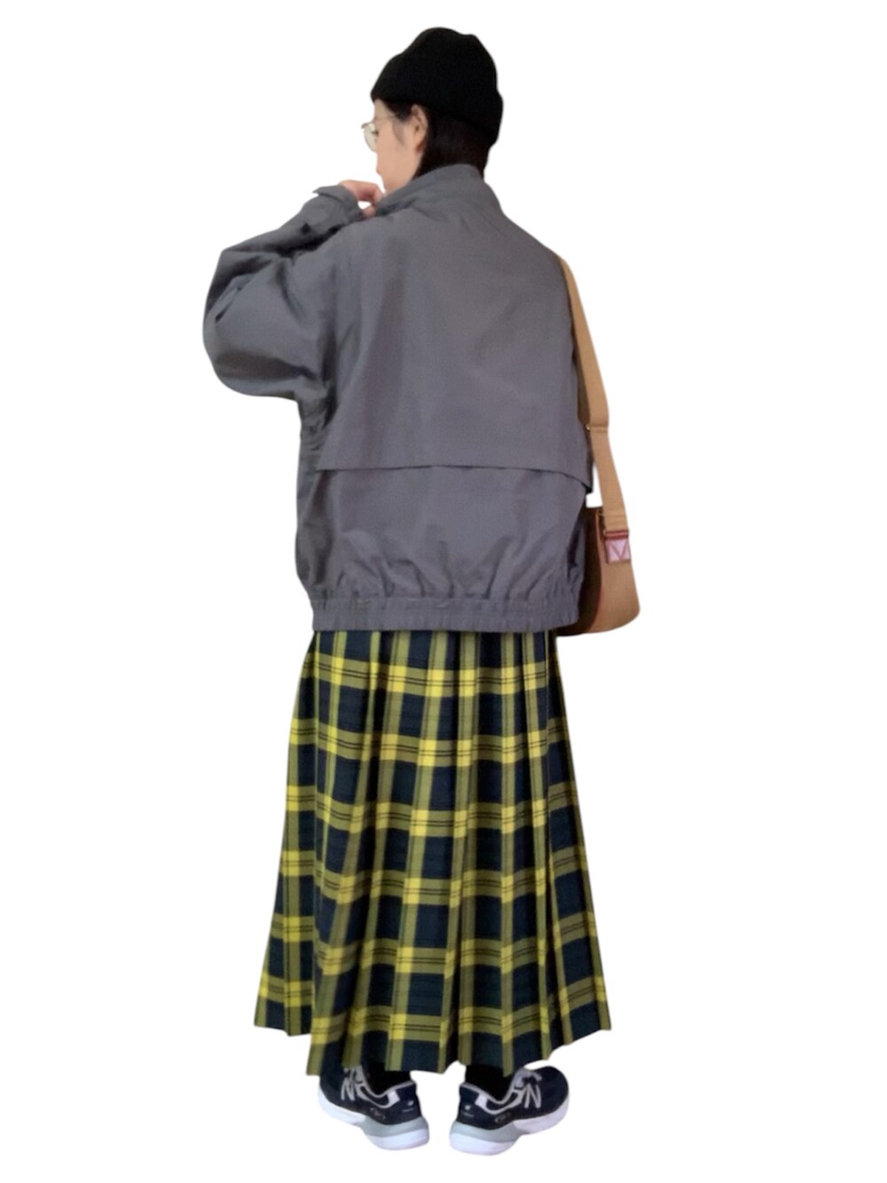 グレー系のジャケット/アウター、イエロー系のスカート、ベージュ系のバッグを着用したレディースの冬コーディネートの3枚目の写真