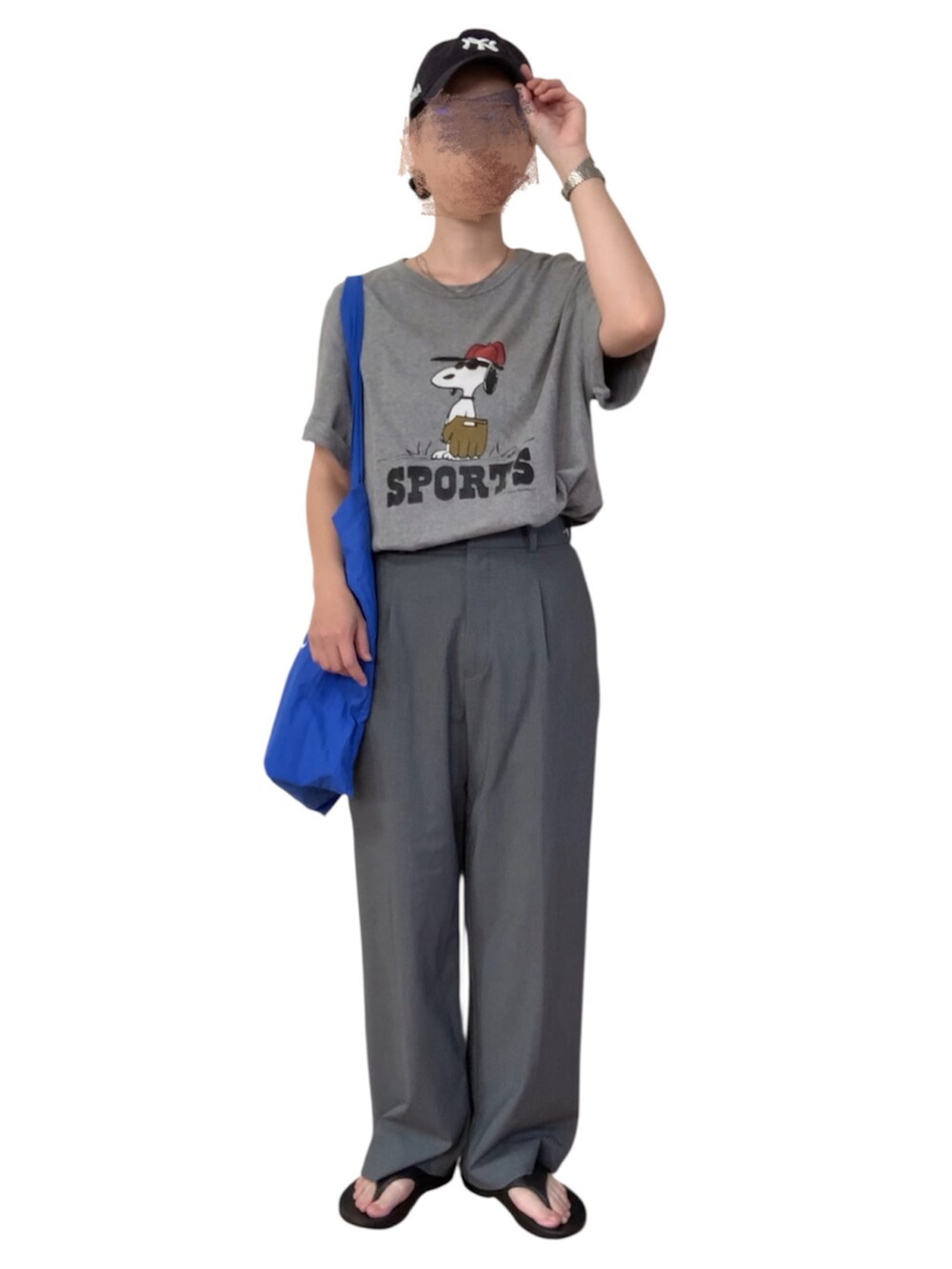 グレー系のTシャツ/カットソー、グレー系のパンツ、ブラック系のサンダルを着用したレディースの秋コーディネートの3枚目の写真