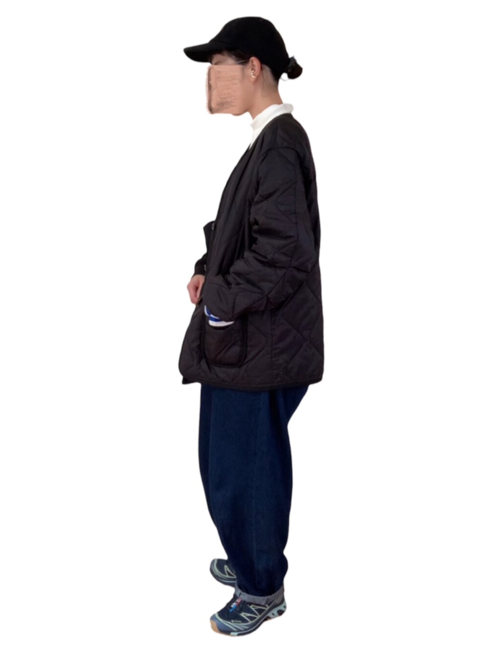 ブラック系のブルゾン、ブルー系のデニムパンツ、ブルー系のTシャツ/カットソーを着用したレディースの冬コーディネートの3枚目の写真